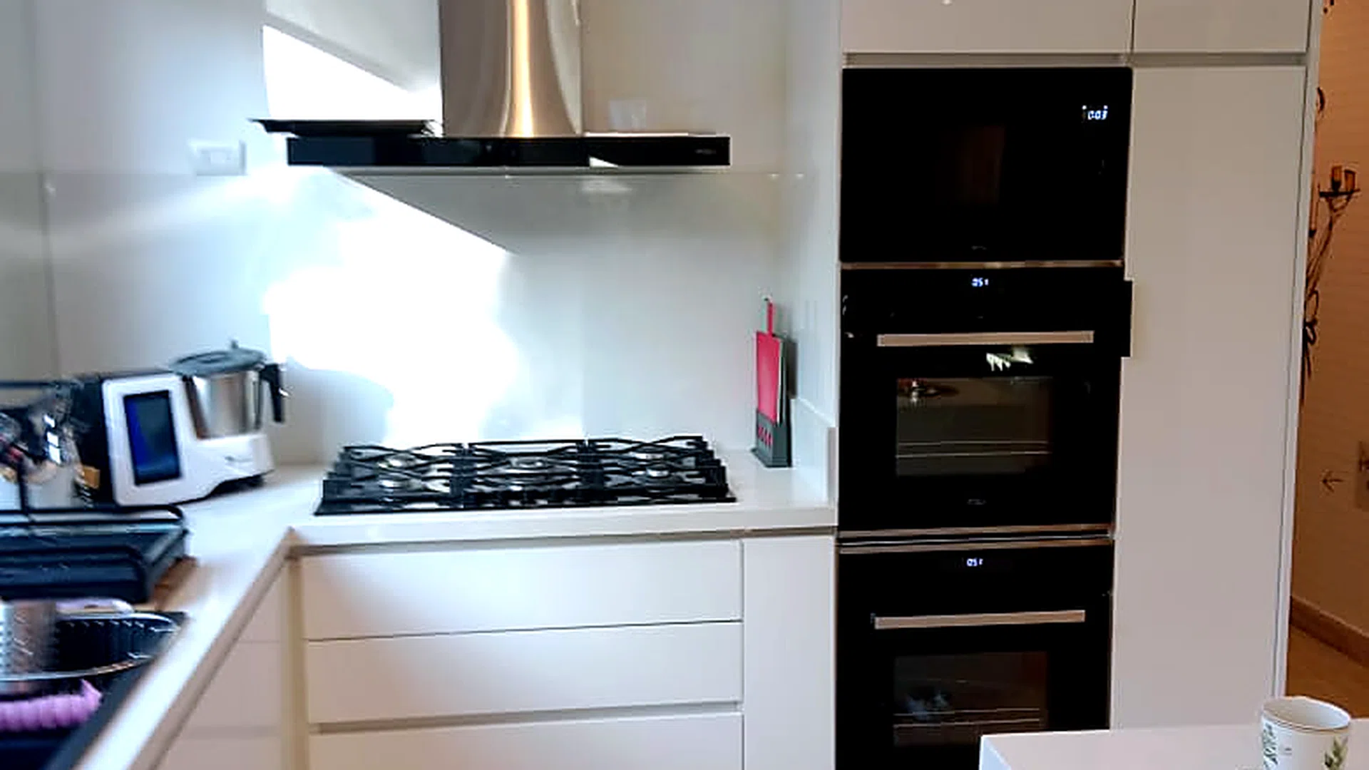 Cocina remodelada por Construcasa con muebles y cubierta instalados