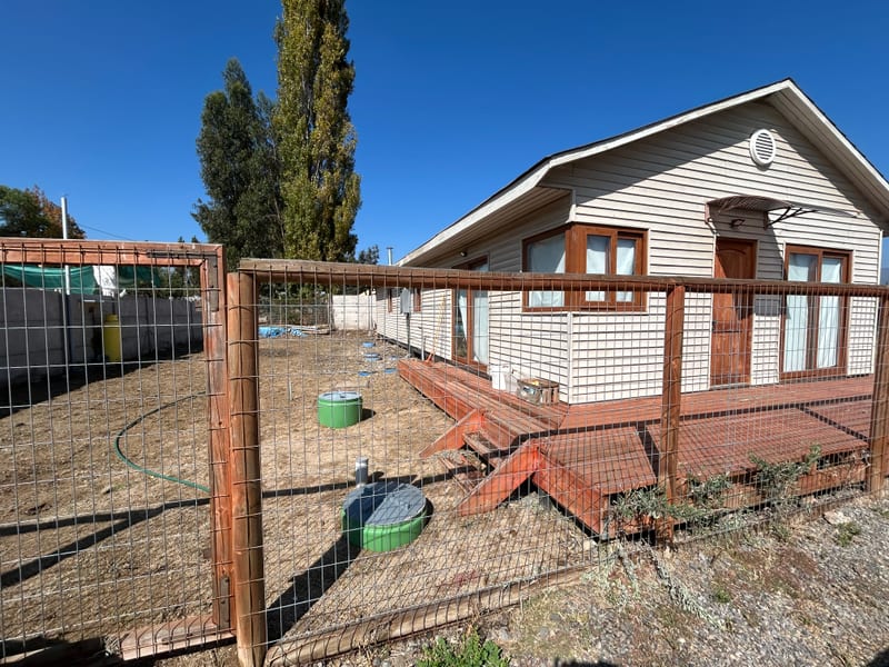 Casa de un piso con patio de tierra y cierre provisorio antes de la obra exterior