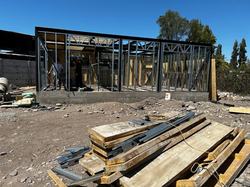 Estructura metálica de la casa sobre sus cimientos, al inicio de la obra