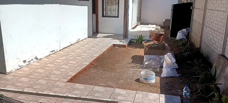 Patio con pavimento cerámico nuevo instalado