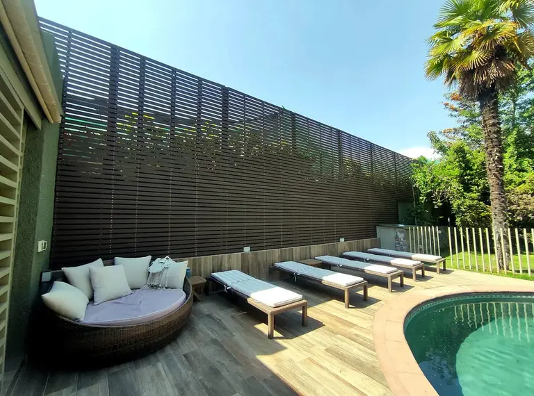 Terraza terminada con deck, reposeras, celosía perimetral y piscina