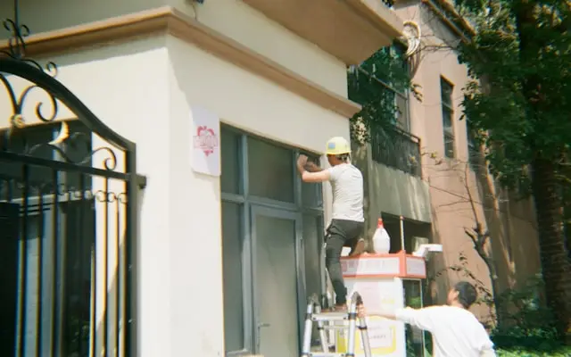 Trabajadores en la fachada de un edificio (imagen referencial)