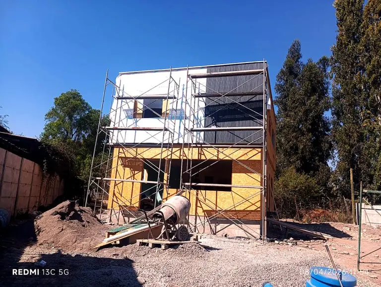 Estructura y techumbre de una casa en construcción, obra de Construcasa