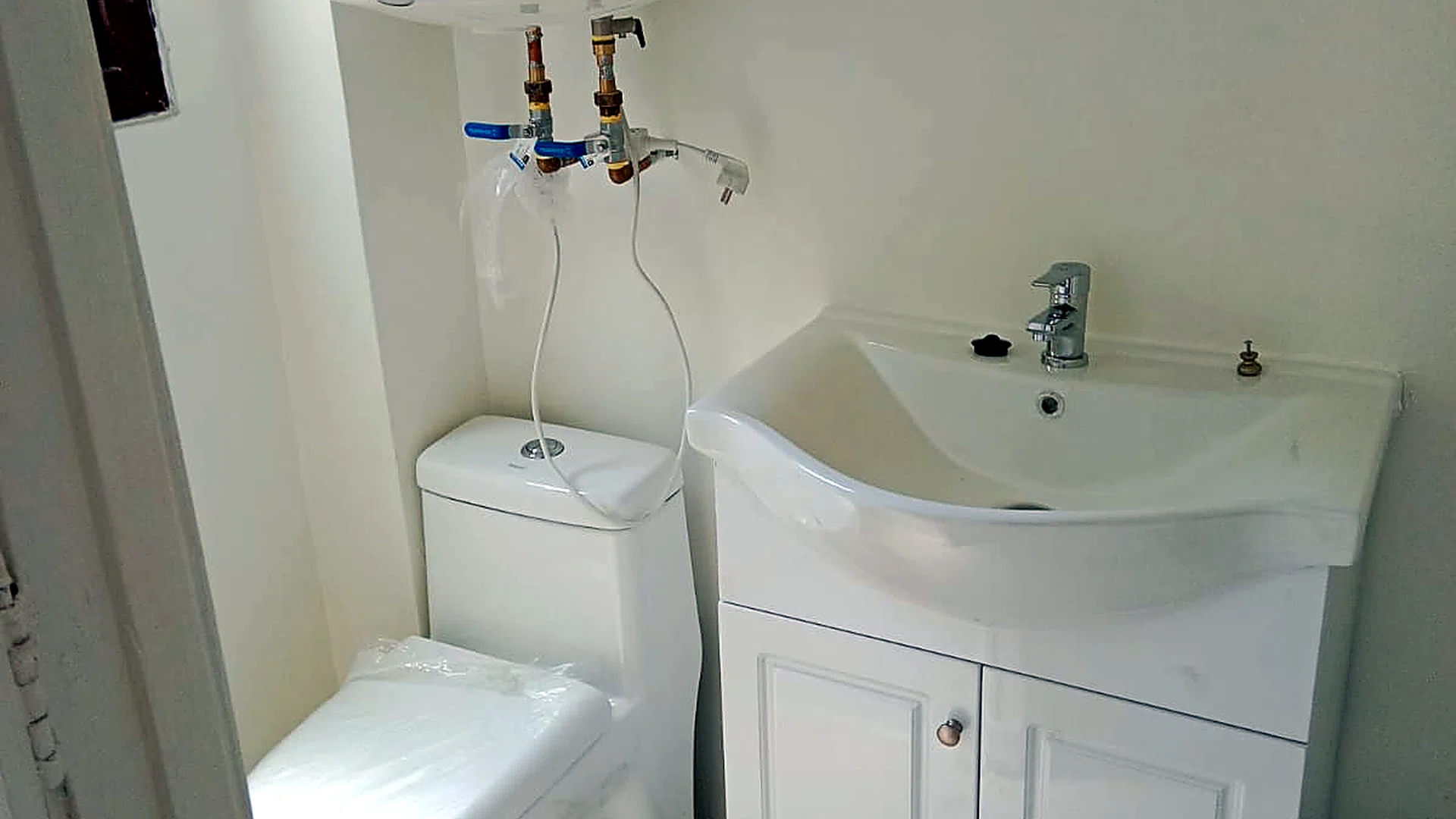Baño remodelado por Construcasa: vanitorio y WC nuevos instalados, antes de las terminaciones finales.