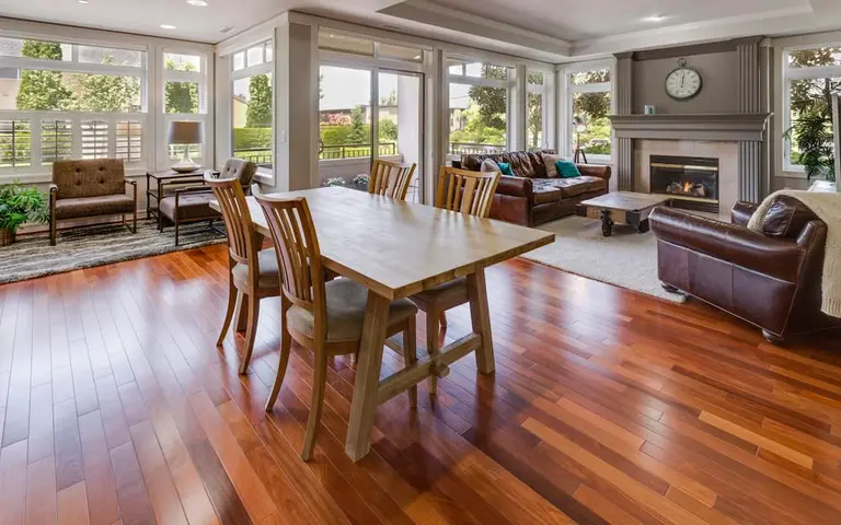 Piso de madera recién instalado en un living amplio y luminoso (imagen referencial)