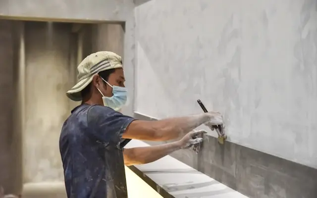 Trabajo de gasfitería en una remodelación de baño (imagen referencial)