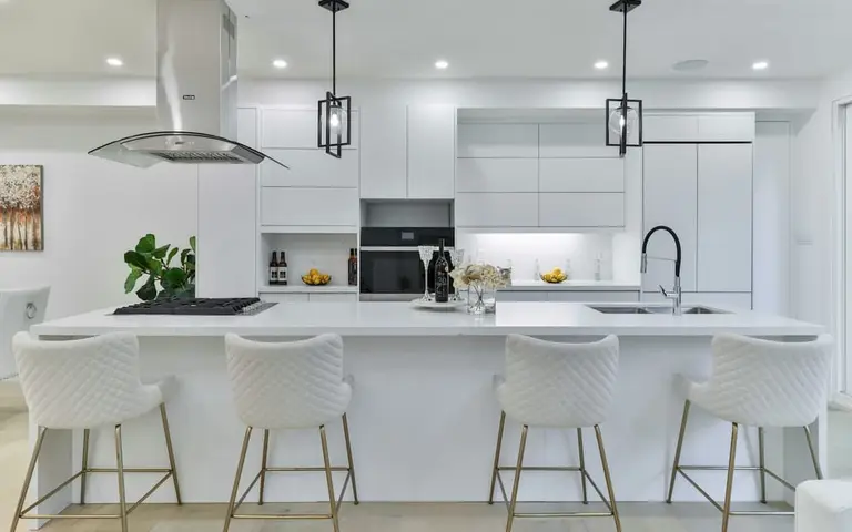 Cocina moderna y luminosa recién remodelada, con isla central (imagen referencial)