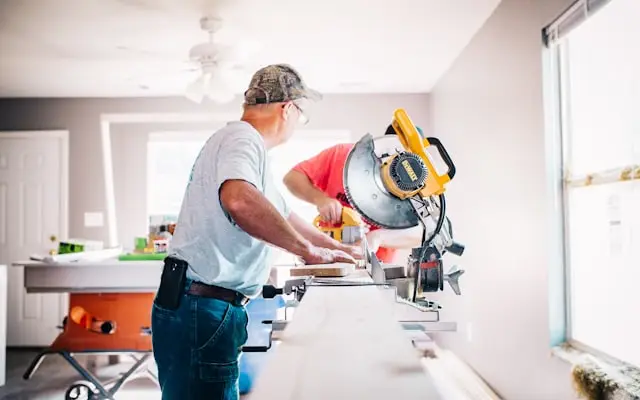 Maestro trabajando en una remodelación interior (imagen referencial)